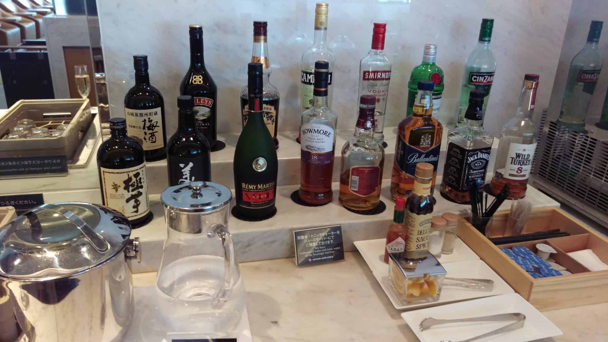 Open bar at Sakura Lounge in Narita