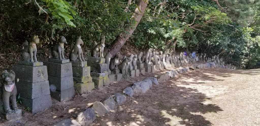 inari statues at Takayama Inari Shrine