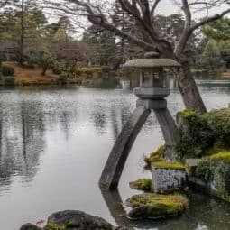 Kenrokuen Kotoji Stone Lantern 徽軫灯籠