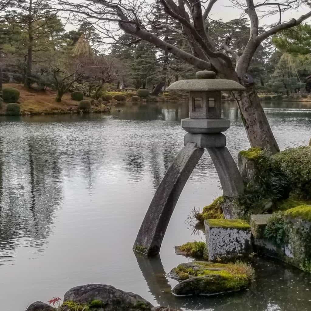 Kenrokuen Kotoji Stone Lantern 徽軫灯籠 in Kanazawa Japan